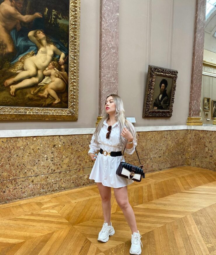 Here a Perfect Museum Outfit