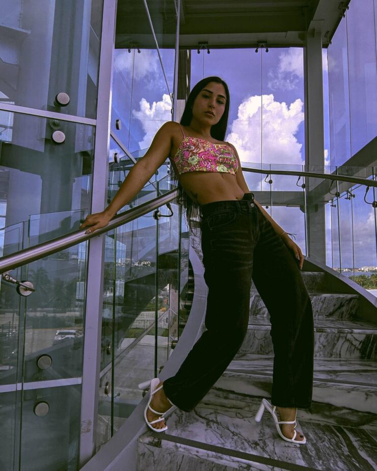 Stairs at me! I’m using a super-”Top” Outfit!