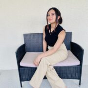 How to Dress Stylish and Professionally as a College Student